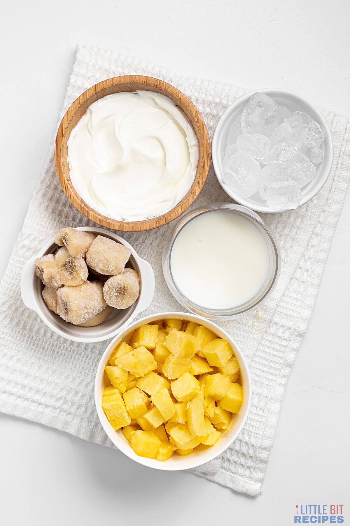 pineapple banana smoothie recipe ingredients.
