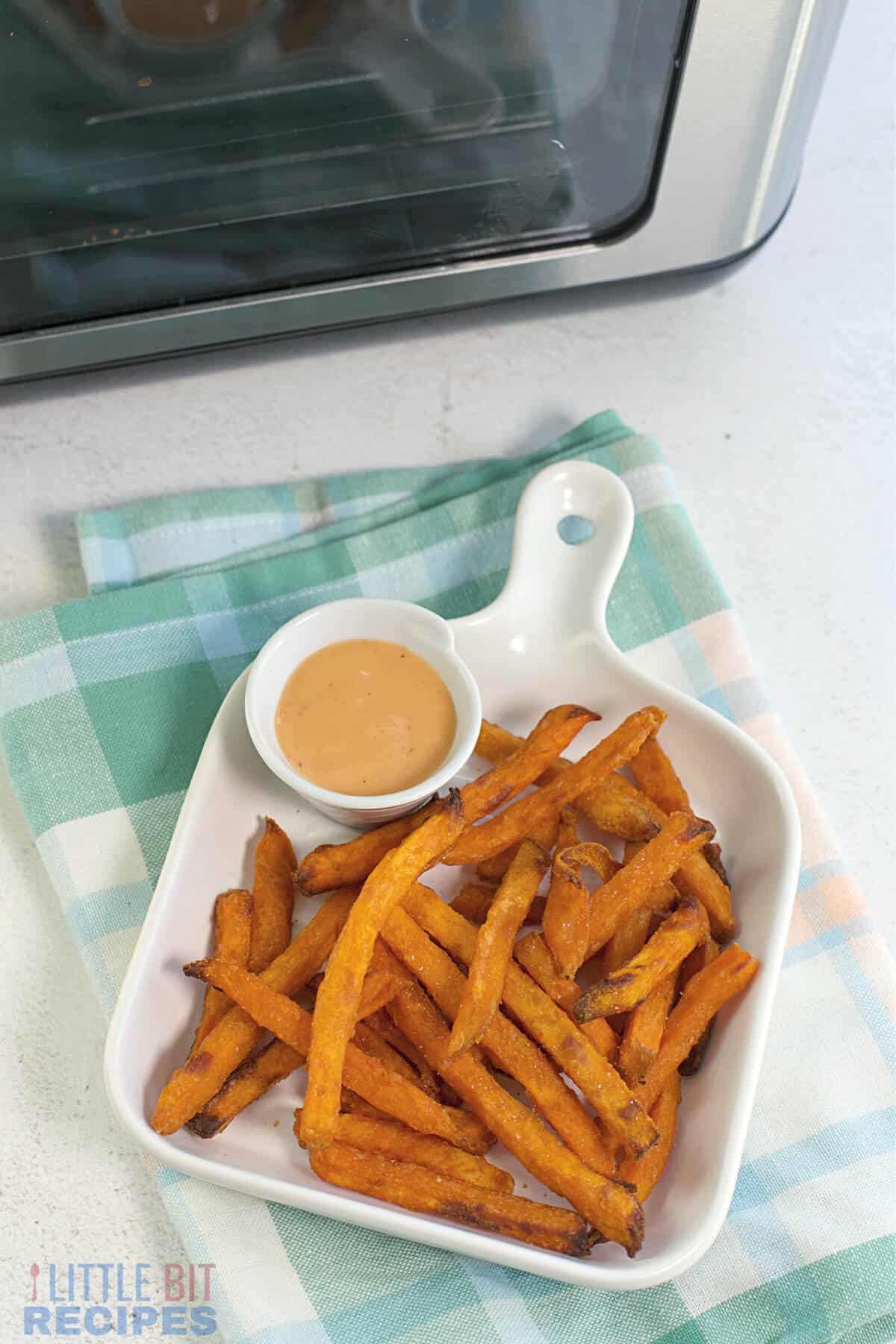 air fryer sweet potato fries with sauce.