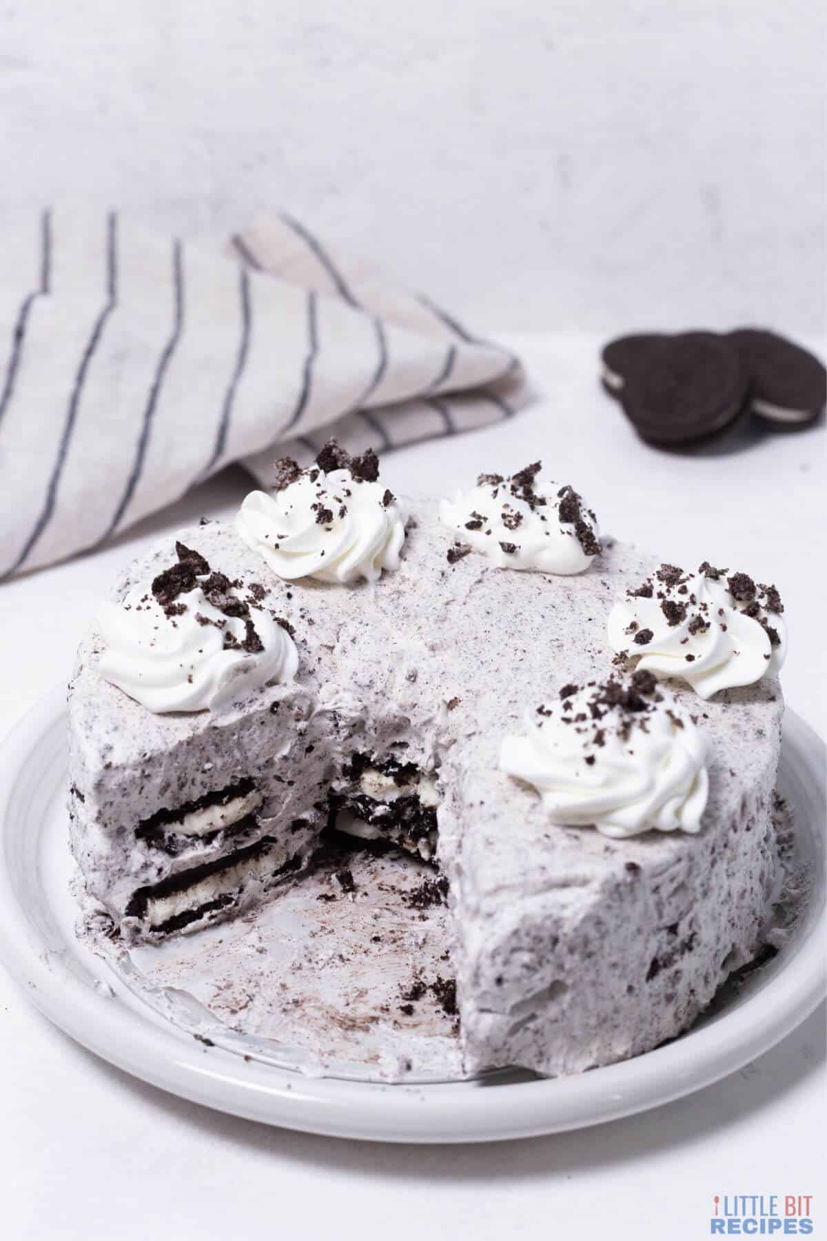 Premium Photo | A chocolate mousse cake with oreo cookies on top