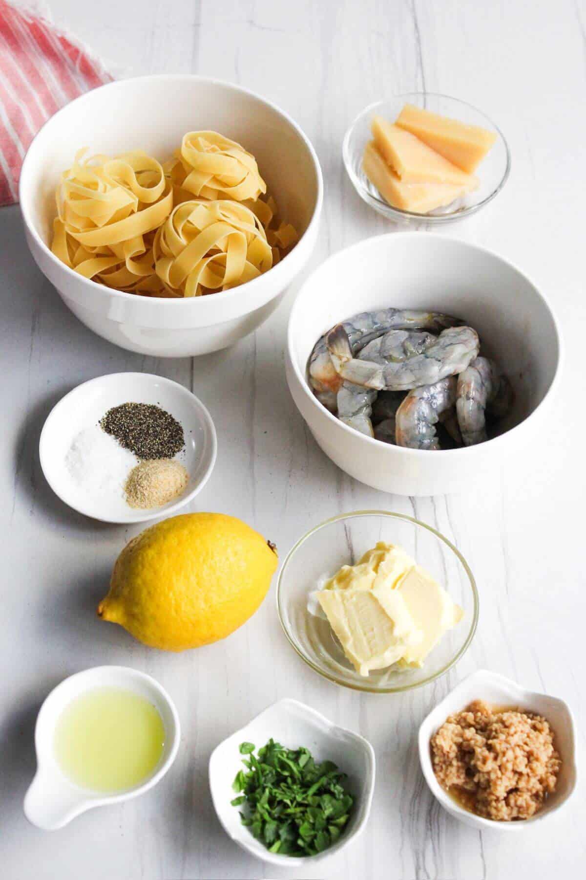 Ingredients for pasta with shrimp and lemon.