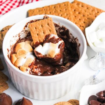 Chocolate s'mores dip with marshmallows and graham crackers.